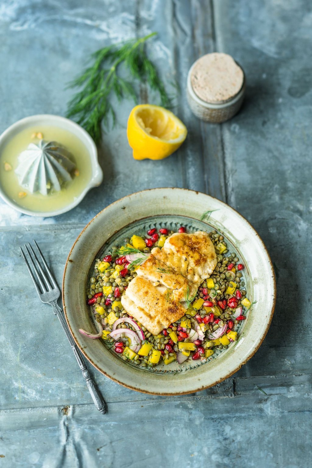 Kleine grüne Linsen, gelbe Mango-Stückchen und rote Granatapfelkerne sorgen bei diesem raffinierten Salat von Inga Pfannebecker für ein Farbenfeuerwerk.