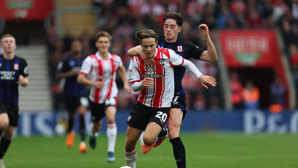 Casper Jander wird von&nbsp;Hayden Hackney (FC Middlesbrough) gefoult.