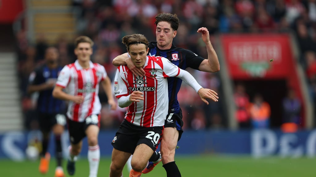 Casper Jander wird von&nbsp;Hayden Hackney (FC Middlesbrough) gefoult.