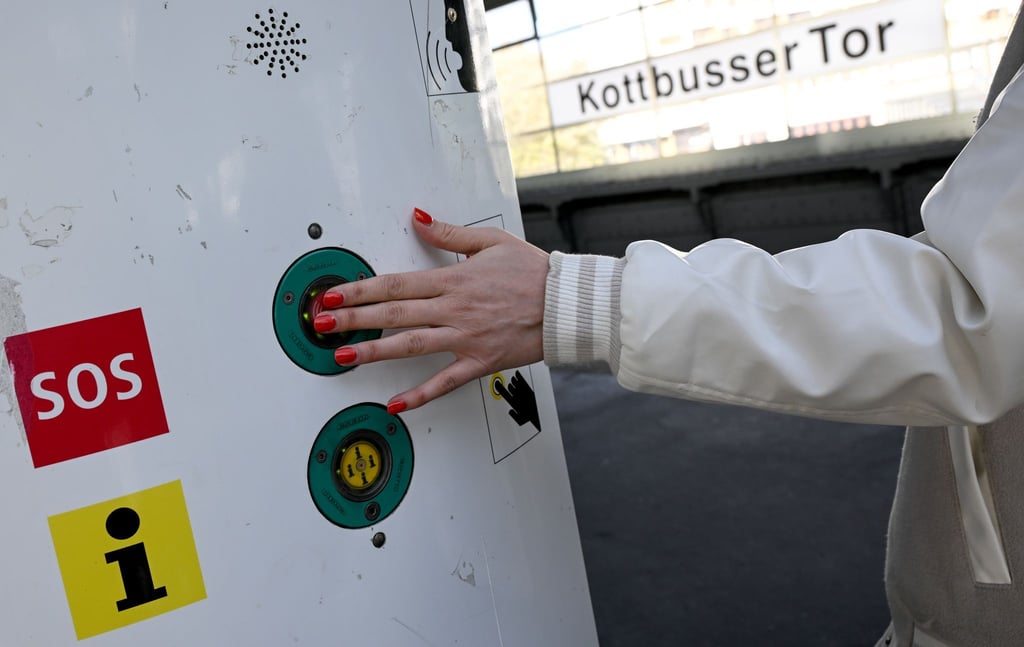 An den Notruf- und Informationssäulen der BVG lässt sich Hilfe rufen. (Archivbild)