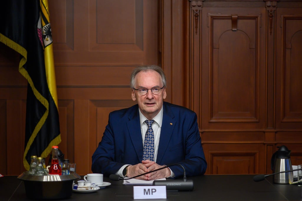 „Ich werde mich aber in das operative Geschäft nicht mehr hineinbegeben. Das ist jetzt Sache derjenigen, die dann auch die Verantwortung haben“, sagte Reiner Haseloff (CDU).