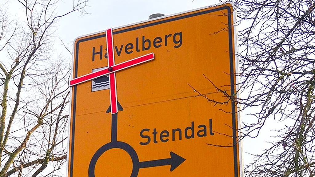 Verkehrsschild in Werben: Aktuell ist die Räbeler Fähre wegen Eisgangs außer Betrieb. Wird die L2 zwischen Wendemark und Werben saniert, verkehrt die Fähre zwar, aber die Stadt befürchtet große Einbußen durch die großräumige Umleitung. 