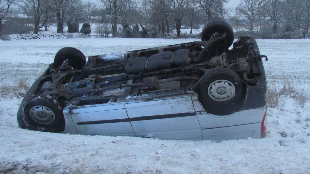Ein Mann ist in Benkendorf von der glatten Straße abgekommen.