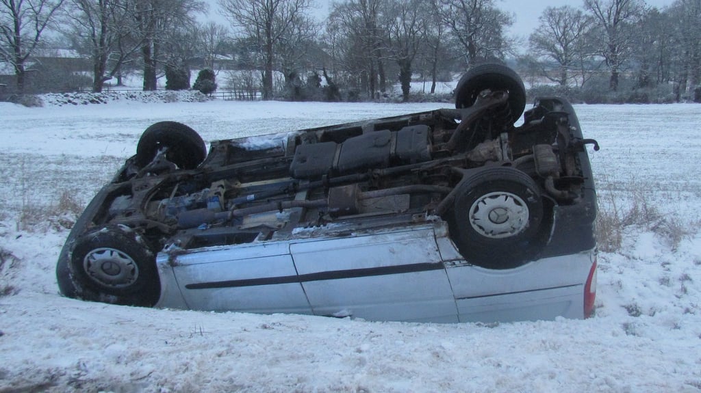 Ein Mann ist in Benkendorf von der glatten Straße abgekommen.