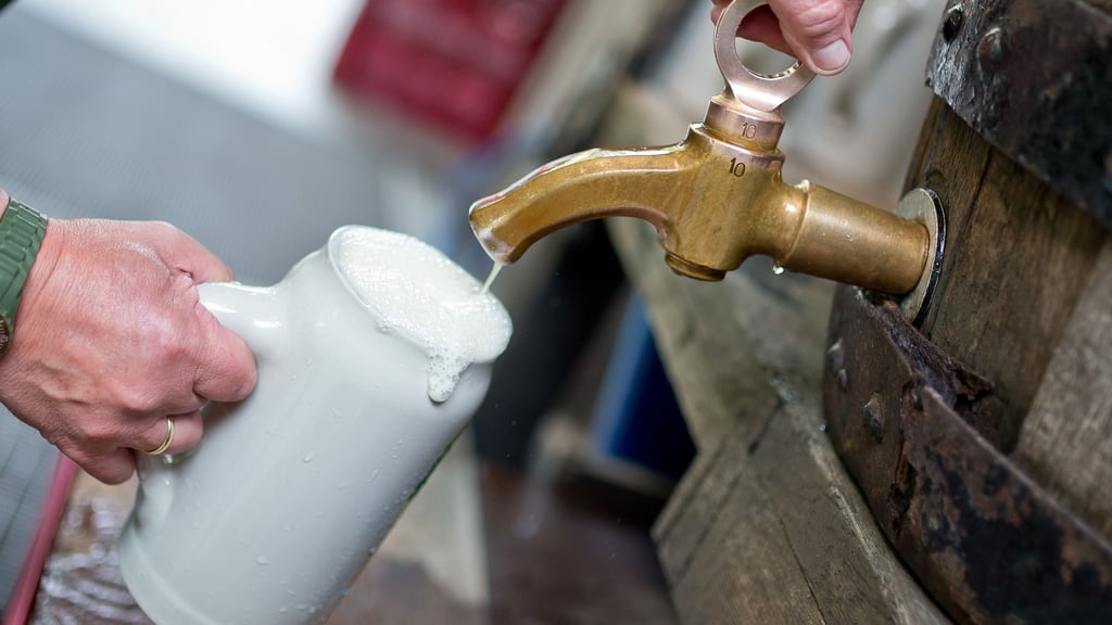 Mit einem Bierkrug ist beim einem Oktoberfest in Aschersleben ein Mann durch einen Schlag auf den Kopf verletzt worden.