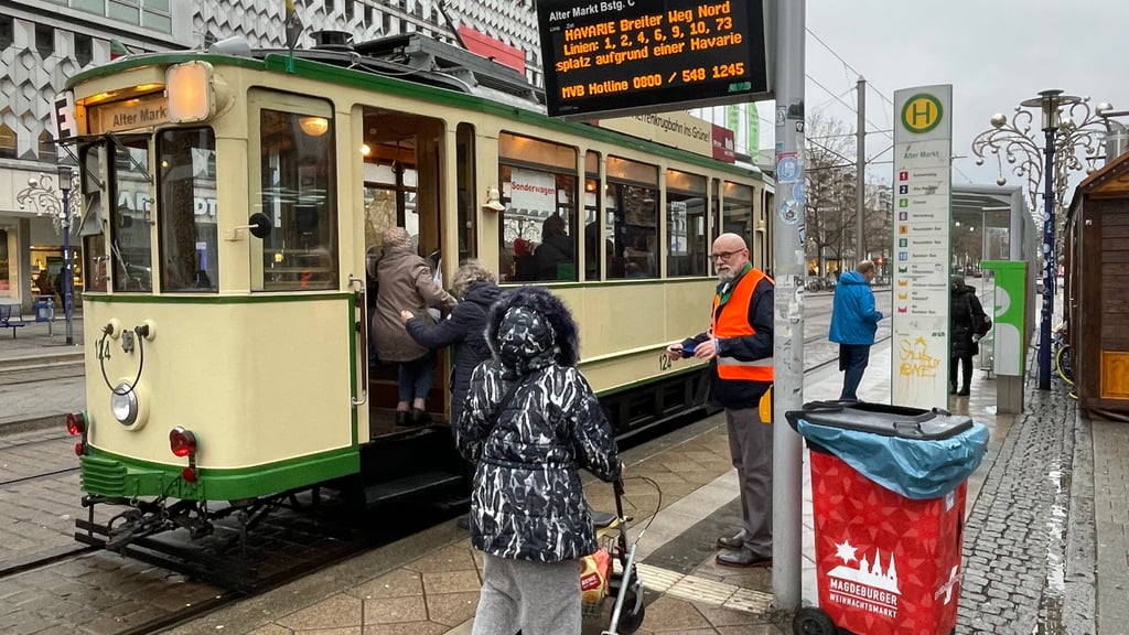 In Magdeburg gibt es durchaus Zweirichtungsfahrzeuge wie hier den Triebwagen 124. Doch diese wie der Triebwagen 23 kamen im regulären Verkehr nur noch einmal am 28.12.2022 im Nordabschnitt als Pendelfahrzeuge zum Einsatz und gehören ansonsten zum historischen Bestand für Sonderfahrten.
