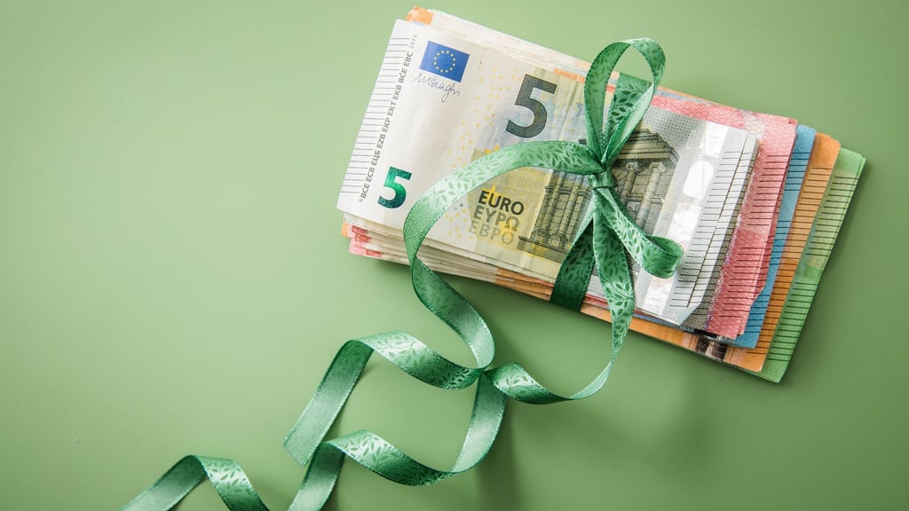 Geldgeschenk erhalten? In den meisten Fällen interessiert das Finanzamt das nicht - sofern der Wert in einem gewissen Rahmen bleibt.