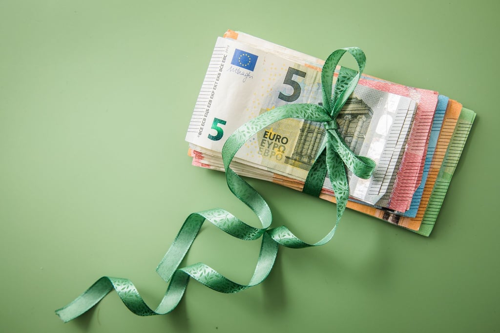 Geldgeschenk erhalten? In den meisten Fällen interessiert das Finanzamt das nicht - sofern der Wert in einem gewissen Rahmen bleibt.