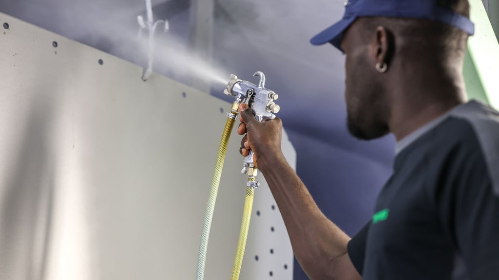 Ein Beschäftigrer aus Gambia in einer Firma in Deutschland. (Archivbild)