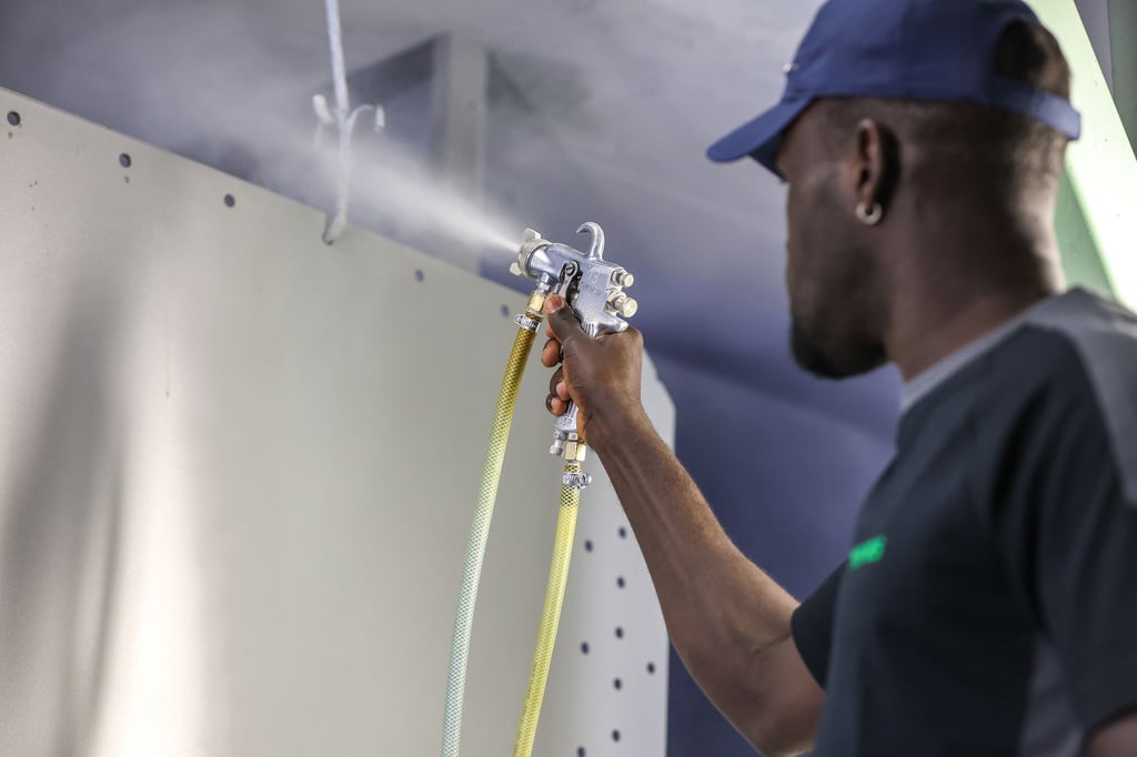 Ein Beschäftigrer aus Gambia in einer Firma in Deutschland. (Archivbild)