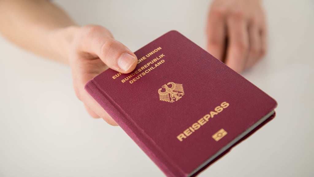 Wer am Pass bastelt, riskiert Ärger. Selbst fehlende Seiten machen das Dokument unbrauchbar – mit Konsequenzen am Flughafen.