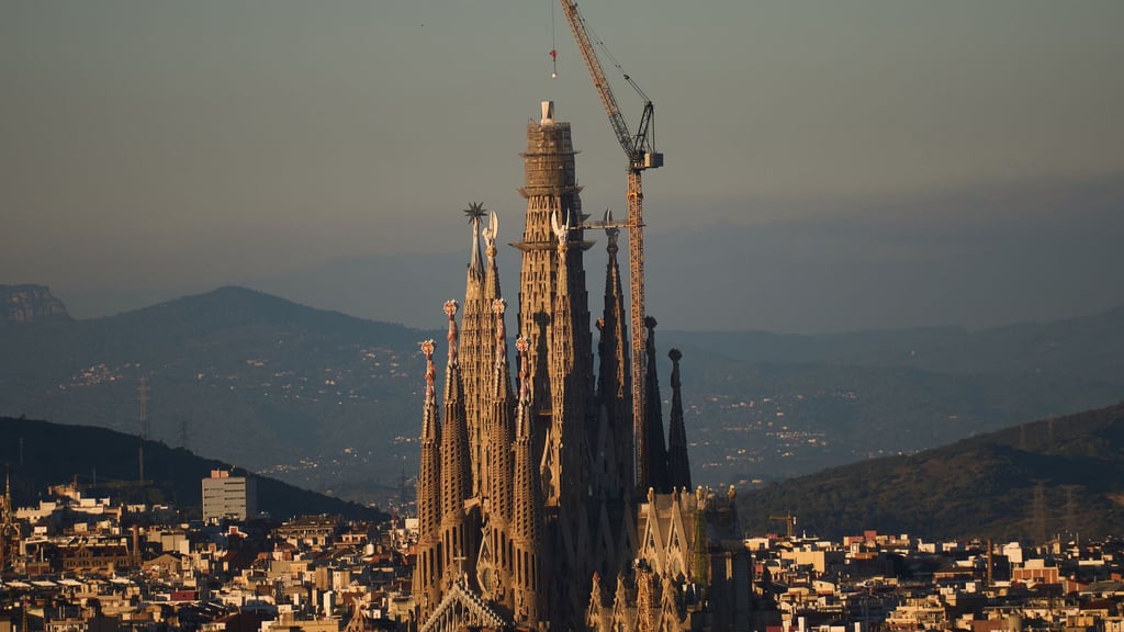 Architektur-Ikone in Barcelona: die Basilika Sagrada Família. Mit einem neuen Kreuzsegment überragt die Basilika in Barcelona erstmals das Ulmer Münster.
