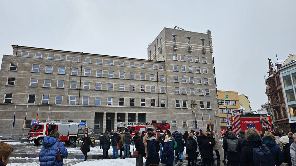 Zahlreiche Stadtmitarbeiter warten auf dem Marktplatz.