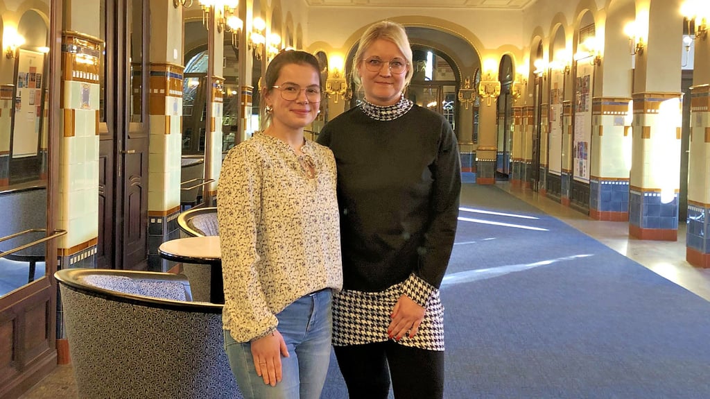 Kümmern sich um Veranstaltungen beim Eisenmoorbad: Monalisa Dubrau und Doreen Ludwar (v.l.)