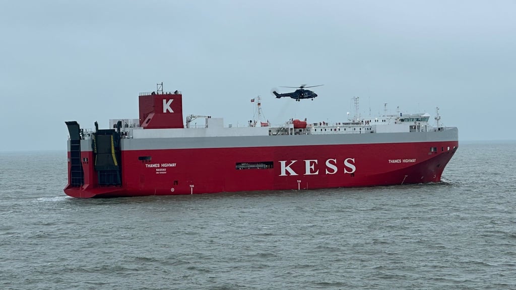 Der Frachter wurde zurück in den Emder Hafen geschleppt.