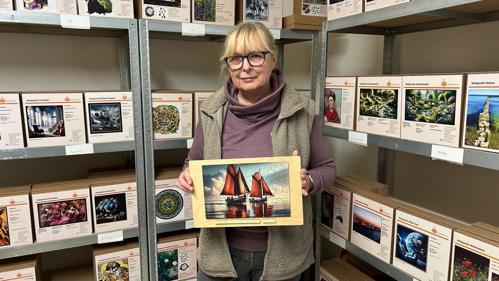 Heike Worel aus Gerwisch stellt in ihrer Werkstatt Holzpuzzle her und verkauft sie in ganz Deutschland