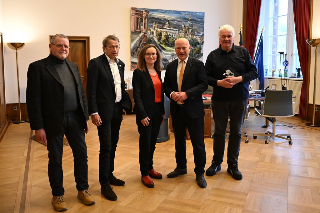 Eine Expertenkommission mit dem Ex-Brigadegeneral Nerger (links), dem Charité-Vorstandsvorsitzenden Kroemer (2. von links), der Ex-BVG-Chefin Nikutta und dem Ex-THW-Präsidenten Broemme (rechts) soll eingesetzt werden.