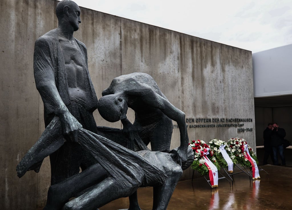 Im ehemaligen KZ Sachsenhausen in Oranienburg und in anderen Städten wird der Opfer des Nationalsozialismus gedacht. (Archivbild)