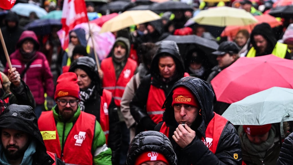 Im öffentlichen Dienst Berlins riefen Gewerkschaften seit Dezember schon mehrfach zu Warnstreiks auf, um ihre Tarifforderungen zu untermauern. (Archivbild)