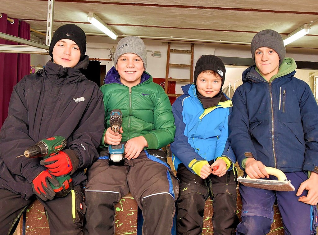Paul, Anton, Karl und Jakob sind mit die Jüngsten in Reihen der Lichtmessaktiven. Sie bauen auf dem Hof von Elke Franz. 
