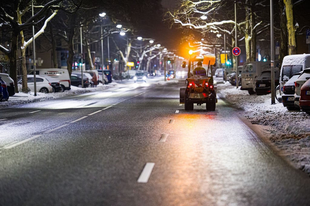 Das Winterwetter sorgt in Niedersachsen und Bremen weiter für glatte Straßen.