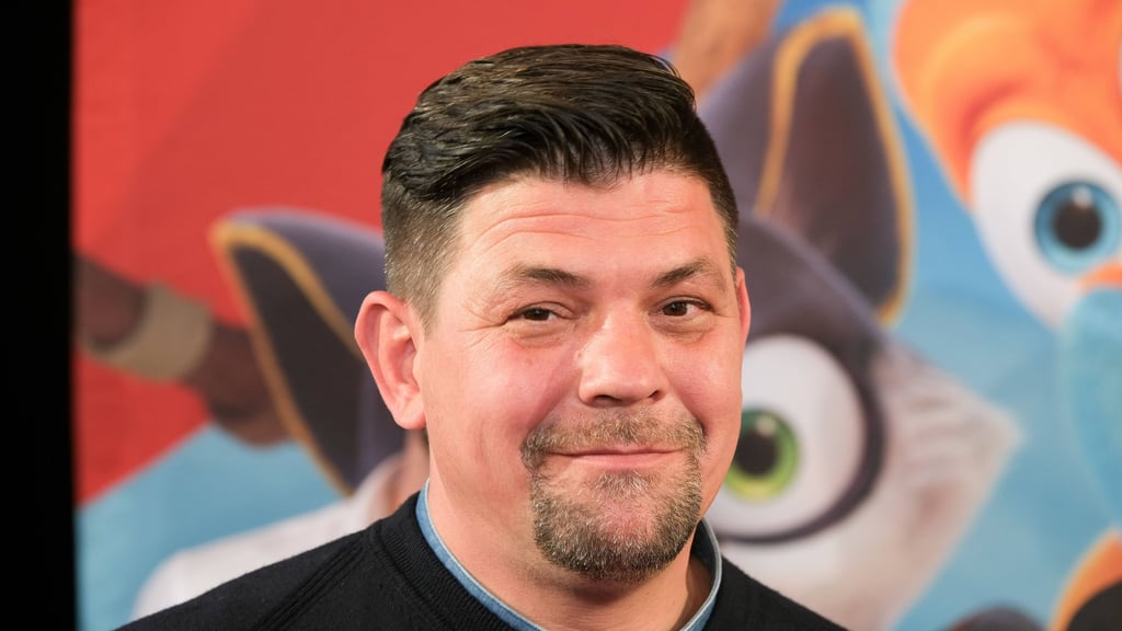 TV-Koch Tim Mälzer ist seit knapp 20 Jahren ein Gesicht von Vox. Wegen der zuletzt angekündigten Sparmaßnahmen von RTL zeigt er sich jetzt besorgt.