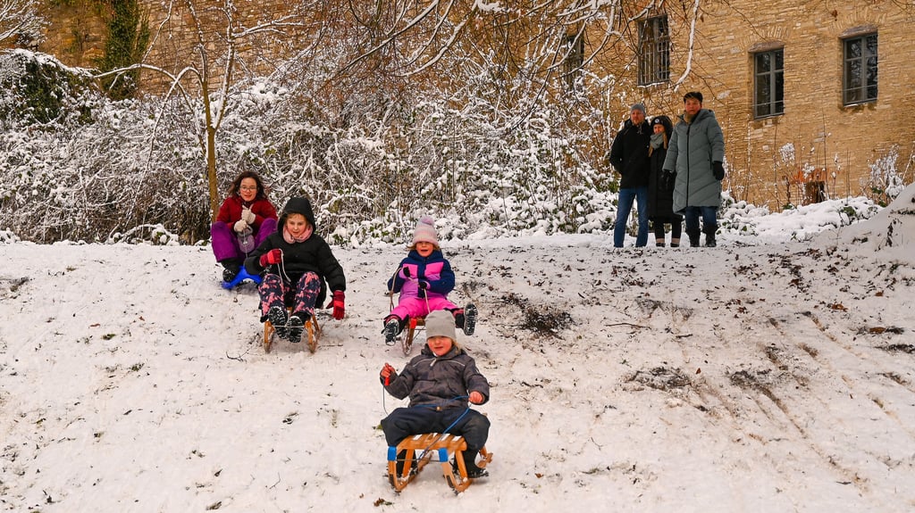In Wanzleben sind die Hügel an der Burg ein sehr beliebter Treffpunkt für Familien, die mit ihren Kindern Rodeln und Schlittenfahren gehen.