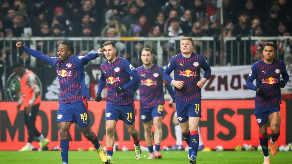 Leipzigs Yan Diomande (l,) jubelt nach seinem Treffer beim FC St. Pauli.