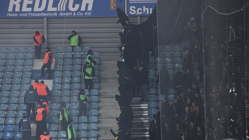 Vor dem massiven Gewaltausbruch hatten Dresdner Fans versucht, aus ihrem Block zu gelangen. Wenig später lieferten sich Fans des FCM im Stadionbereich brutale Auseinandersetzungen mit vielen Verletzten auf beiden Seiten.&nbsp;
