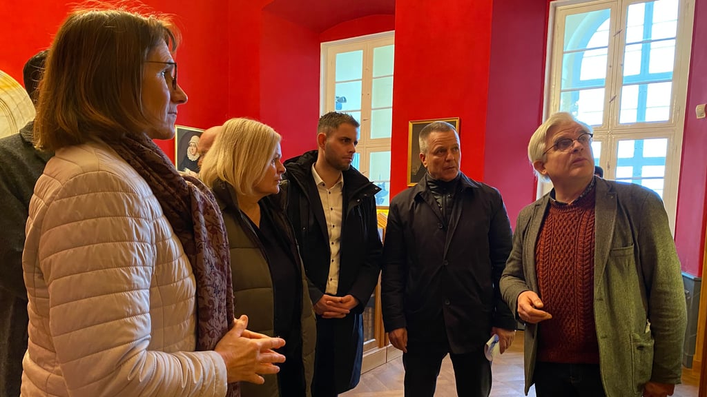 Harald Blanke (r.) führte Franziska Kersten (v.l.), Nancy Faeser, Philipp Morgner und  Bernhard Hiebe durch Schloss Hundisburg. 