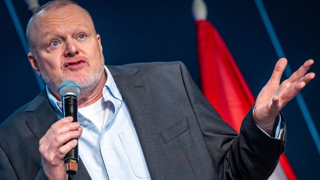 Entertainer Stefan Raab hat den Sendeplatz seiner Show bei RTL verloren. Nach einer schwachen Quote wechselt die Sendung in die Late-Night und wird durch neue Folgen von Familie Ritter aus Köthen ersetzt.