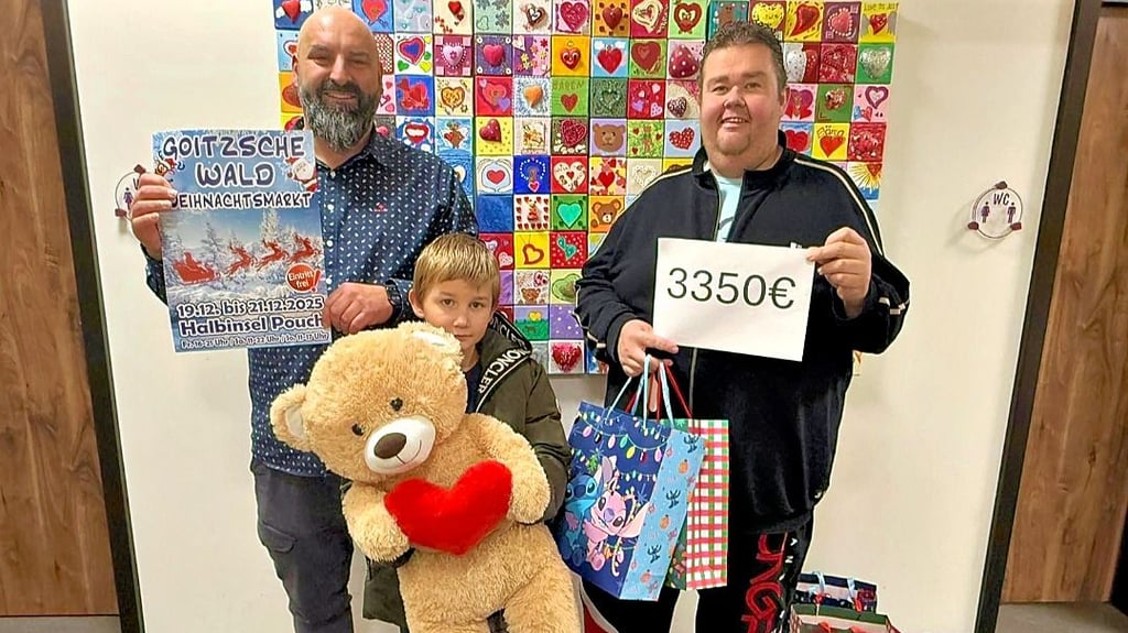 Frank Präßler (l.) und Sascha Mehlhorn mit seinem Sohn haben die Spenden zusammen mit kleinen Geschenken für die Kinder übergeben.