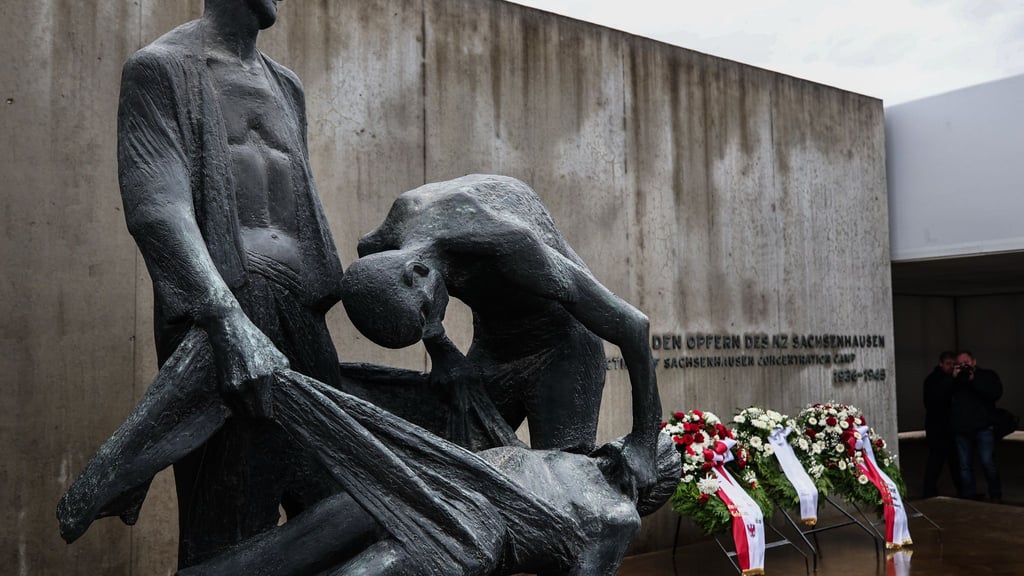 Im ehemaligen KZ Sachsenhausen in Oranienburg und in anderen Städten wird der Opfer des Nationalsozialismus gedacht. (Archivbild)
