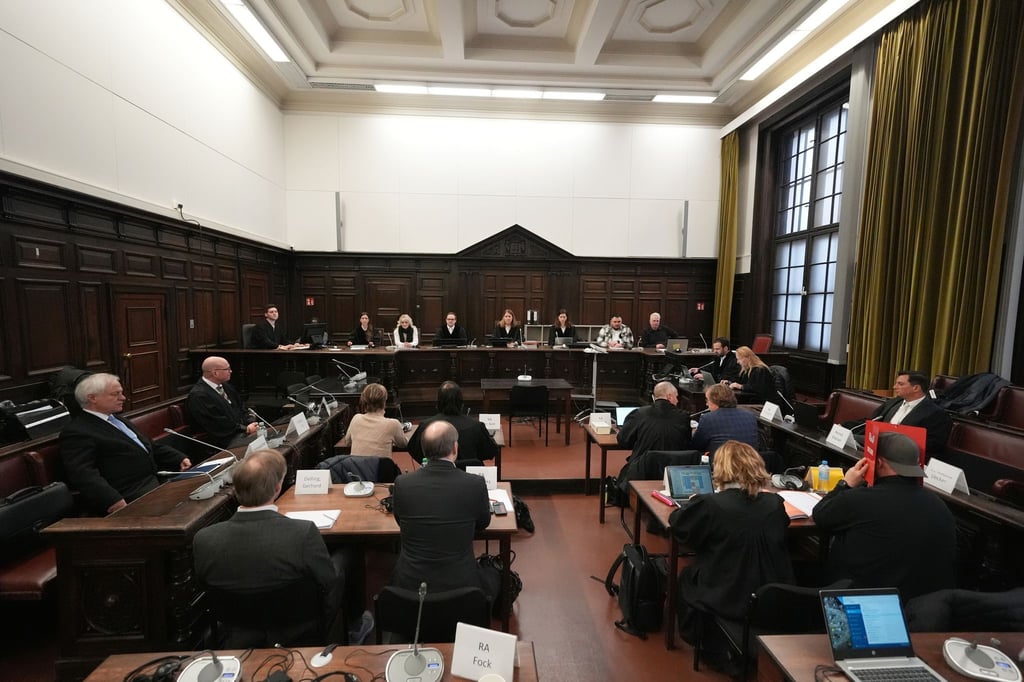 Der 33. Prozesstag begann mit scharfer Kritik der Verteidigung am Verlauf des Verfahrens.