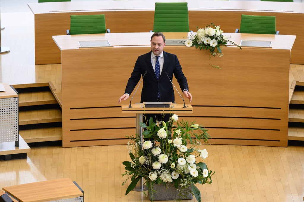 Landtagspräsident Alexander Dierks (CDU) betont, es dürfe kein Ende des Erinnerns an die Verbrechen des Nationalsozialismus geben. (Archivbild)