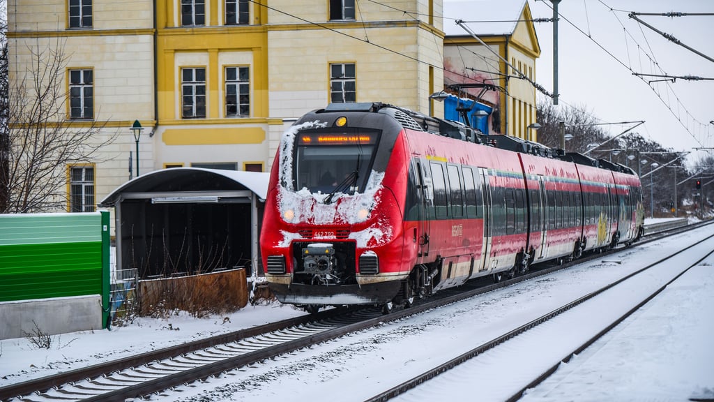 S6 von Leipzig kommt in Bad Dürrenberg am  Bahnhof an.