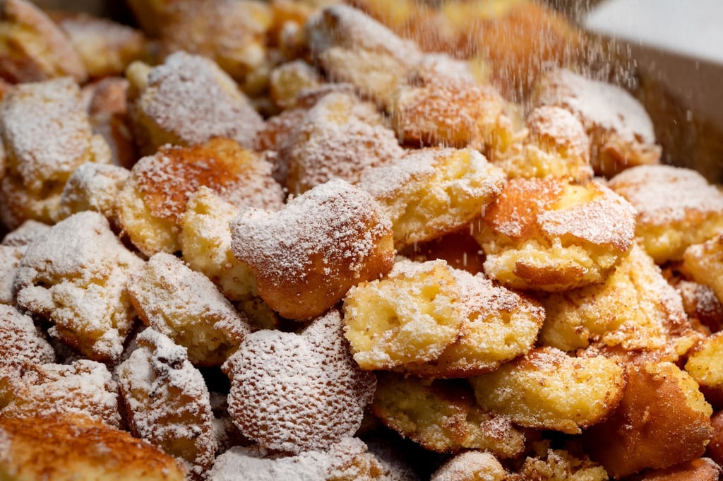 Immer etwas mehr Eiweiß als Eigelb kommt in die Masse für den Kaiserschmarrn. Nach dem Ausbacken kommt er zudem noch in den Ofen.