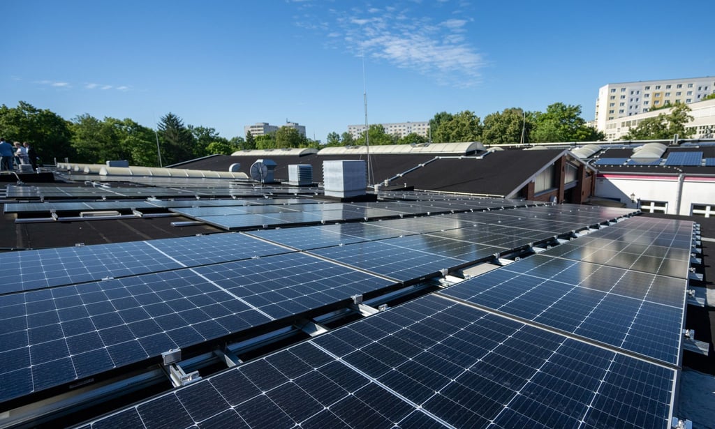 Berlin will den Kohlendioxidausstoß deutlich senken - mehr Photovoltaik ist ein Baustein dabei. (Archivbild)