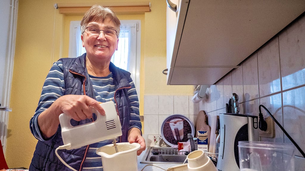 Ute Lüdicke schlägt mit dem RG28 die Sahne für den fertigen Apfelkuchen. Das Gerät leistet ihr seit mehr als 40 Jahren gute Dienste.