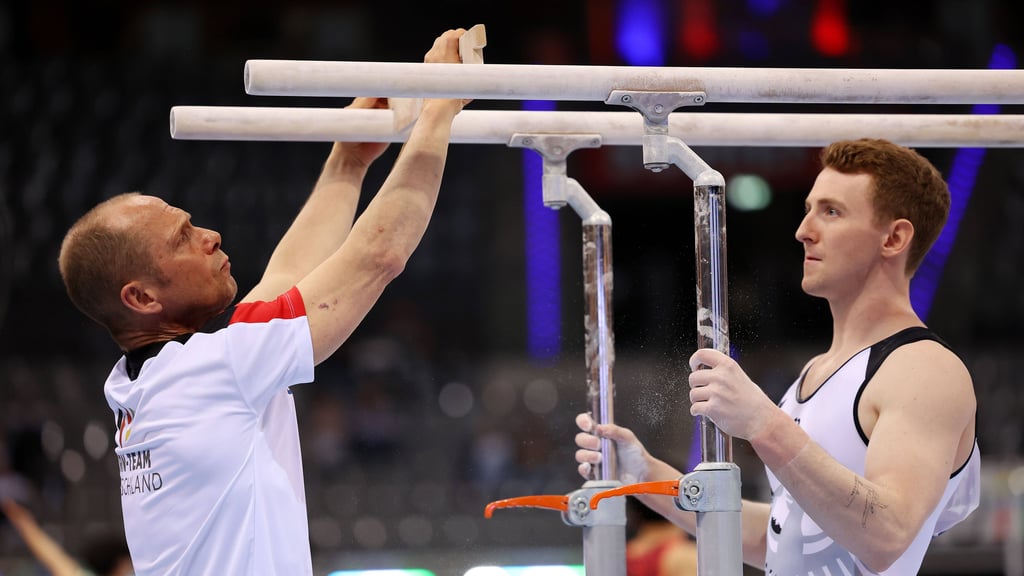 Unter Bundestrainer Jens Milbradt (l.) ist Nils Dunkel vom SV Halle 2025 Europameister am Barren geworden. 