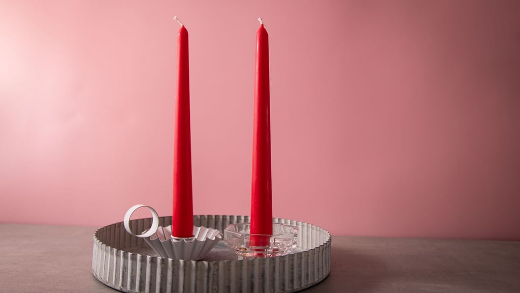 Zwei Kerzen im Vergleich: Brennt eine dank eines Tricks wirklich länger als die andere?