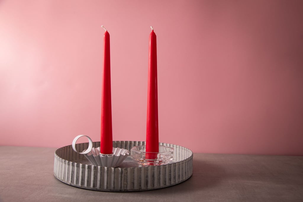 Zwei Kerzen im Vergleich: Brennt eine dank eines Tricks wirklich länger als die andere?