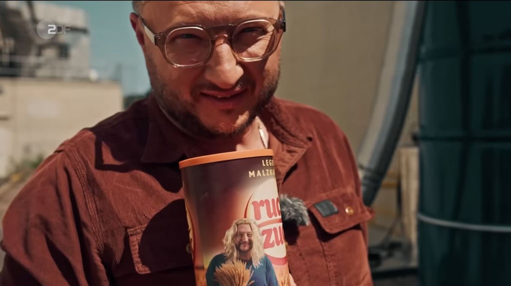 Lege präsentiert stolz seinen Malz-Kaffee mit dem Namen "Ruck Zuck".