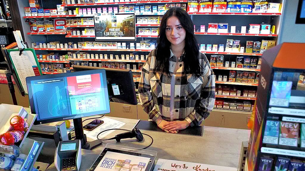 Die freundliche Angestellte Emelie Köhler in der Shell-Tankstelle in Havelberg.