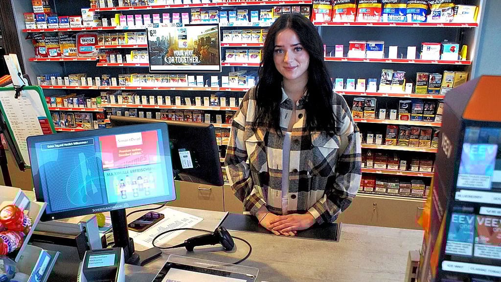 Die freundliche Angestellte Emelie Köhler in der Shell-Tankstelle in Havelberg.