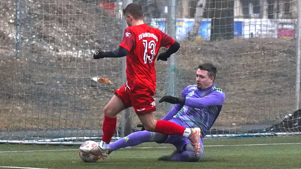 Tim Seydlitz (hinten) sprang als Aushilfstorhüter für seine Kleinmühlinger im Test gegen Einheit Bernburg ein.
