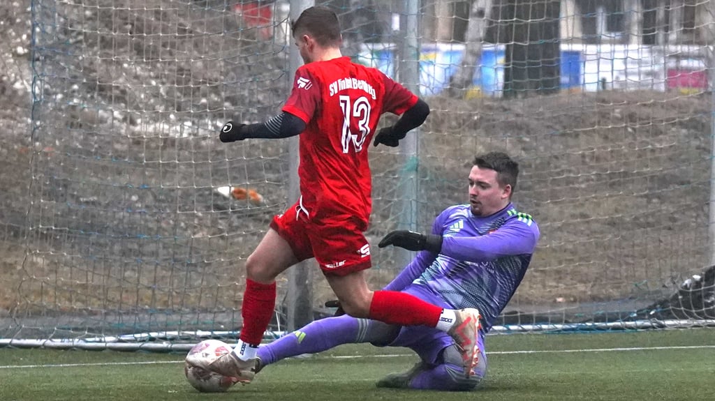 Tim Seydlitz (hinten) sprang als Aushilfstorhüter für seine Kleinmühlinger im Test gegen Einheit Bernburg ein.