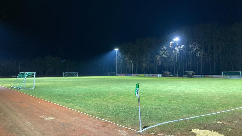 Der Fußballplatz in Hasselfelde hat eine neue Flutlicht-Anlage erhalten.