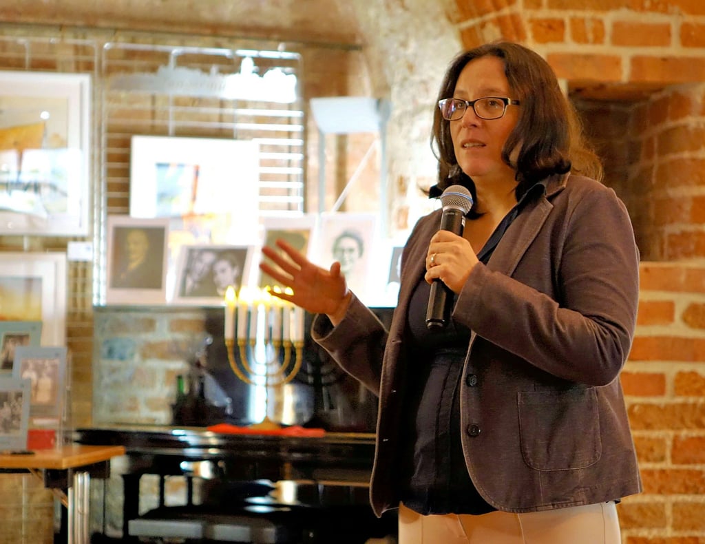 Valentina Holt während ihres Vortrags in der Salzkirche Tangermünde.