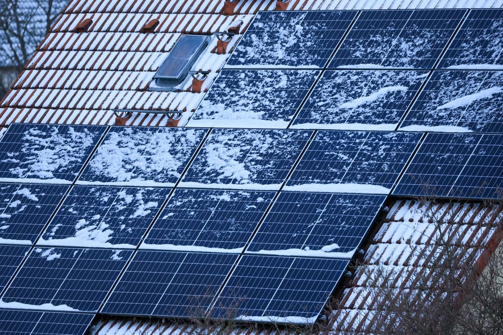 Schnee auf Solarmodulen kann im Winter den Stromertrag mindern: Doch das Abfegen von Schnee birgt Unfallgefahr und kann die empfindlichen Module beschädigen.